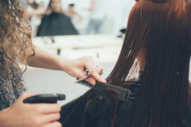 Güzellik Salonu, saç kesimi ve saç şekillendirme çalışma stilist