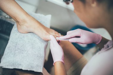 Pedikür yapım eller. Güzellik salonları, kadın ayakları, gerçek resmi
