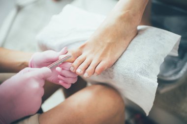 Pedikür yapım eller. Güzellik salonları, kadın ayakları, gerçek resmi