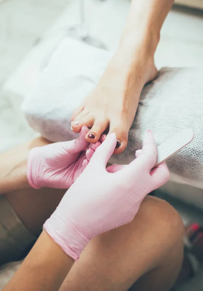 Ręce, Dokonywanie pedicure. Salon kosmetyczny, kobiece stopy, prawdziwy obraz — Zdjęcie stockowe