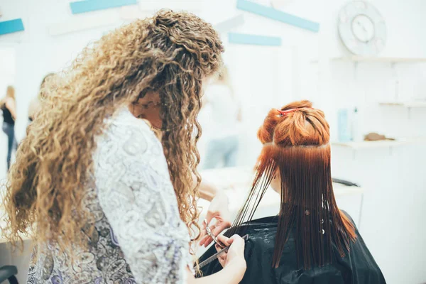 Güzellik Salonu, saç kesimi ve saç şekillendirme çalışma stilist