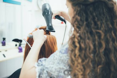 Güzellik Salonu, saç kesimi ve saç şekillendirme çalışma stilist
