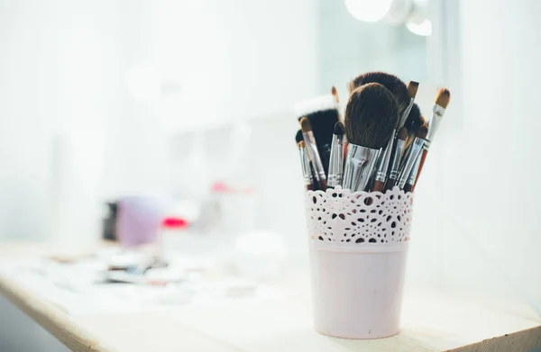 Conjunto de pinceles de maquillaje sobre la mesa — Foto de Stock