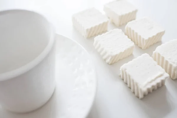 Witte kop en marshmallows — Stockfoto