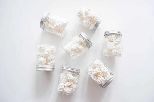 Baiser-Kekse in Gläsern auf weißem Hintergrund — Stockfoto