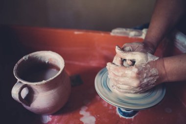 Bir çömlek atölyesinde seramik oluşturma kadının elleri çalışmak.