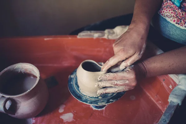 Работа в мастерской керамики, женские руки создания керамики . — стоковое фото
