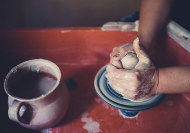 Bir çömlek atölyesinde seramik oluşturma kadının elleri çalışmak.