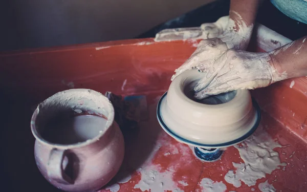 Lavoro in un laboratorio di ceramica, mani di donne che creano ceramiche . — Foto Stock
