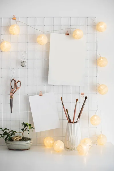 Casa branca escritório quarto interior, blogueiros local de trabalho — Fotografia de Stock