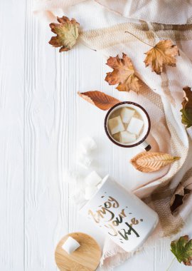 Sonbahar natürmort sarı yapraklar, marshmallow ile kahve ve