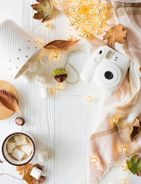 Bodegón con hojas amarillas, café con malvaviscos y — Foto de Stock