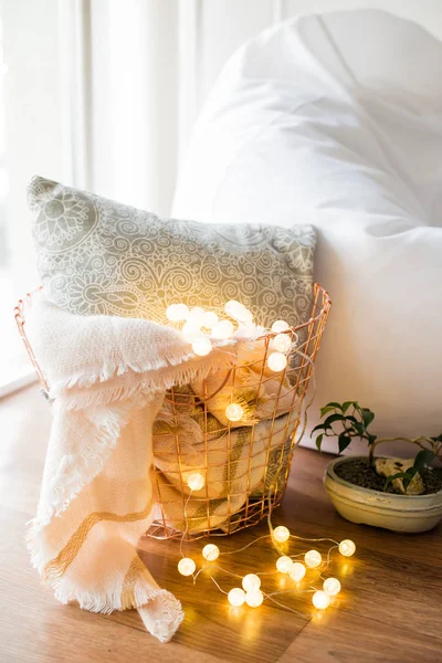 Casa decoração de interiores, cesta de metal com travesseiro, cobertor quente — Fotografia de Stock