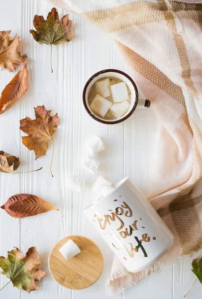 Herbststillleben mit gelben Blättern, Kaffee mit Marshmallows und — Stockfoto