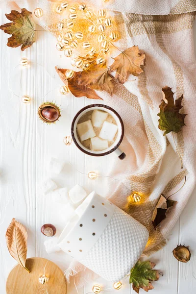 Herbststillleben mit gelben Blättern, Kaffee mit Marshmallows und — Stockfoto