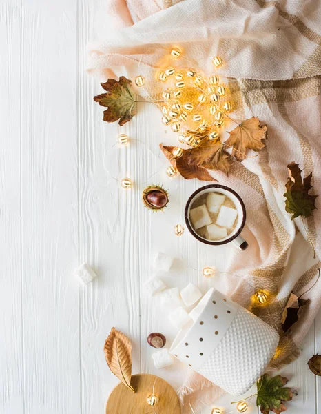 Herbststillleben mit gelben Blättern, Kaffee mit Marshmallows und — Stockfoto