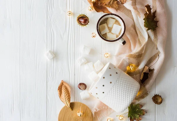 Herfst Stilleven met gele bladeren, koffie met marshmallows en — Stockfoto