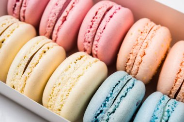 Renkli çeşitli acıbadem kurabiyesi kurabiye hediye kutusunda