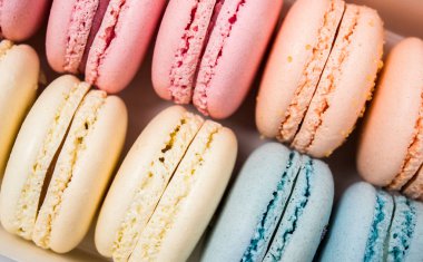 Renkli çeşitli acıbadem kurabiyesi kurabiye hediye kutusunda