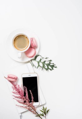 Kahve, çiçek ve smartphone ile sosyal medya düz yatıyordu