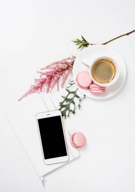 Kahve, çiçek ve smartphone ile sosyal medya düz yatıyordu