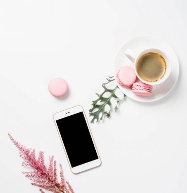 Kahve, çiçek ve smartphone ile sosyal medya düz yatıyordu