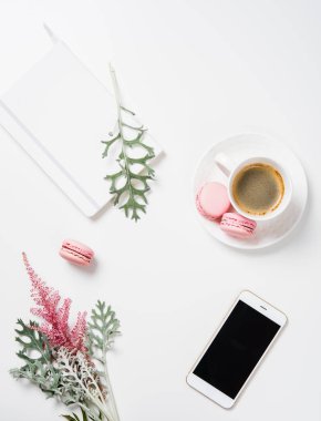 Kahve, çiçek ve smartphone ile sosyal medya düz yatıyordu