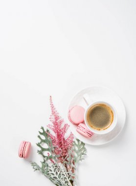 Kahve, çiçek ve smartphone ile sosyal medya düz yatıyordu