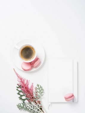 Kahve, çiçek ve smartphone ile sosyal medya düz yatıyordu