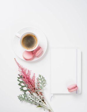 Kahve, çiçek ve smartphone ile sosyal medya düz yatıyordu