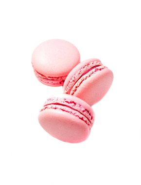 Beyaz arka plan üzerinde izole üç pembe acıbadem kurabiyesi kurabiye