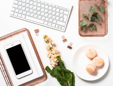 Sosyal medya kadınsı düz lay ile turuncu macaroons, çiçekler bir