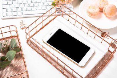 Kadınsı masa dekorasyonu turuncu macaroons, çiçek ve sma