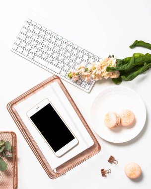 Sosyal medya kadınsı düz lay ile turuncu macaroons, çiçekler bir