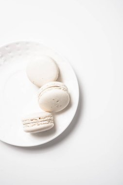 Üç bej beyaz acıbadem kurabiyesi kurabiye plaka üzerinde