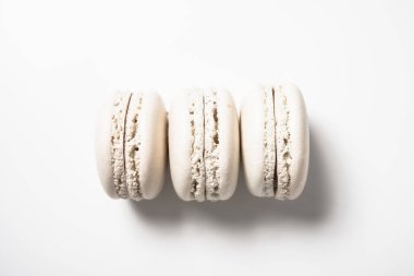 Üç bej beyaz acıbadem kurabiyesi kurabiye