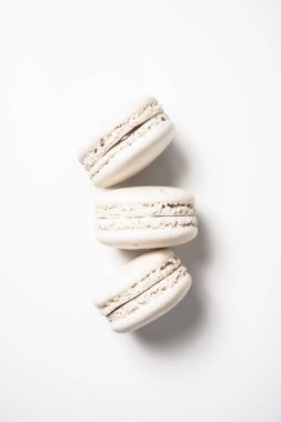 Üç bej beyaz acıbadem kurabiyesi kurabiye