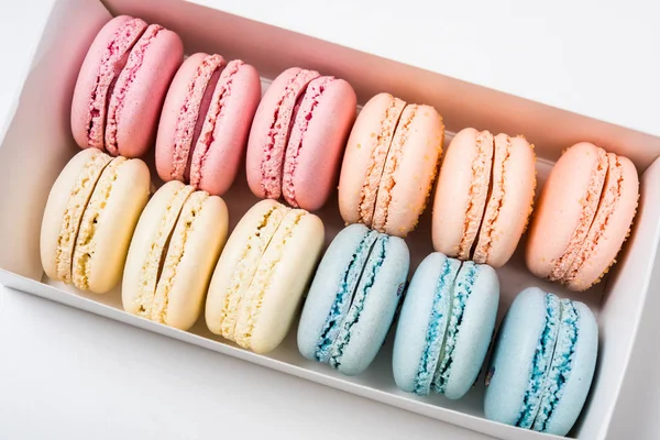 Renkli çeşitli acıbadem kurabiyesi kurabiye hediye kutusunda