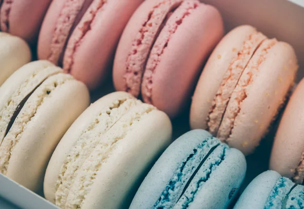 Renkli çeşitli acıbadem kurabiyesi kurabiye hediye kutusunda