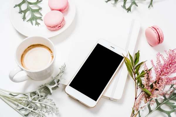 Social media flat lay with coffee, flowers and smartphone — Stock Photo, Image