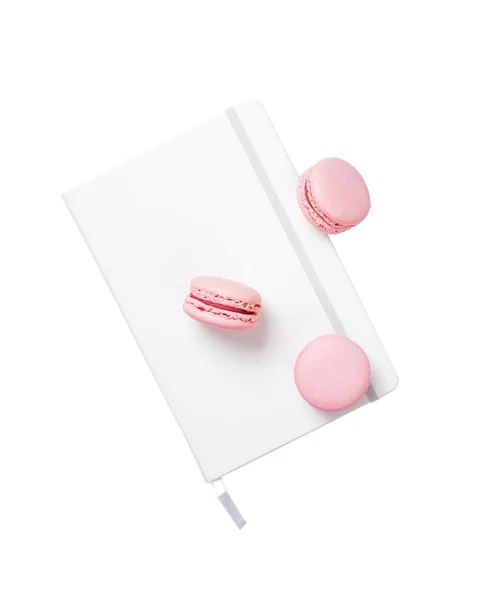 Τρία ροζ ζάχαριν cookies και άσπρο σημειωματάριο βιβλίο απομονωμένες — Φωτογραφία Αρχείου