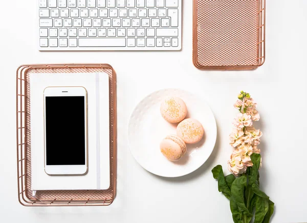 Sosyal medya kadınsı düz lay ile turuncu macaroons, çiçekler bir