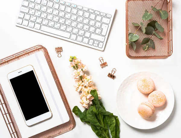Sosyal medya kadınsı düz lay ile turuncu macaroons, çiçekler bir