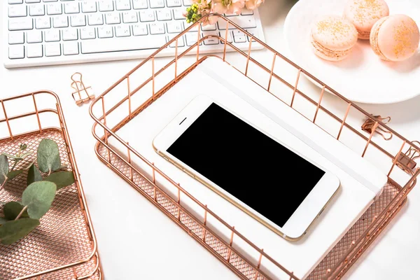 Kadınsı masa dekorasyonu turuncu macaroons, çiçek ve sma