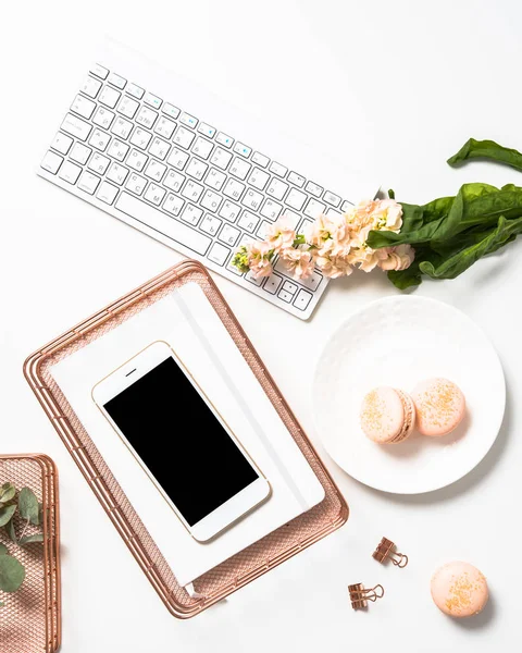 Sosyal medya kadınsı düz lay ile turuncu macaroons, çiçekler bir