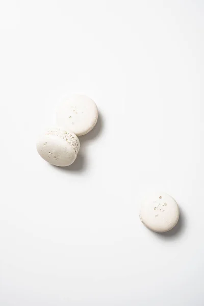 Drei beige weiße Makronenkekse — Stockfoto