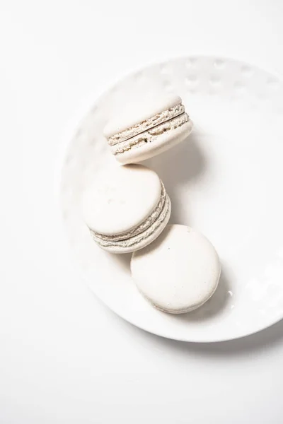 Τρεις μπεζ λευκό ζάχαριν cookies στο πιάτο — Φωτογραφία Αρχείου
