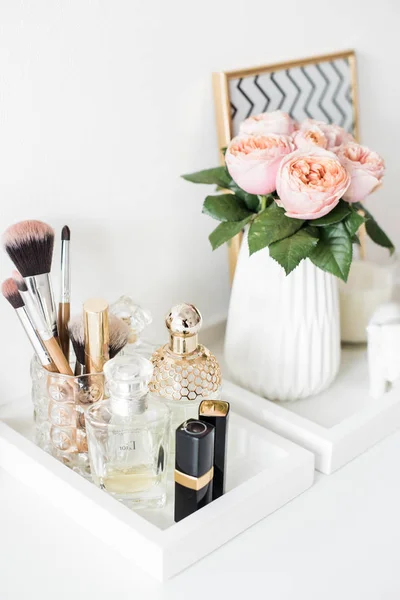 Ladys dressing table decoration with flowers, beautiful details, — Stock Photo, Image