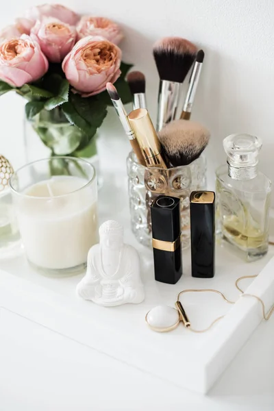 Ladys dressing table decoration with flowers, beautiful details, — Stock Photo, Image