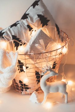 Kış tatil Noel ev dekorasyon, beyaz hediye kutusu ve kn